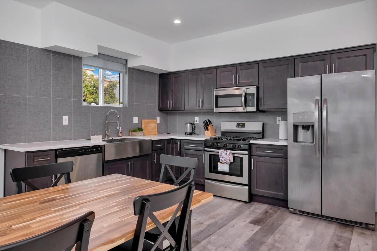 Luxury 3 Bedroom Near Hollywood Prime Location